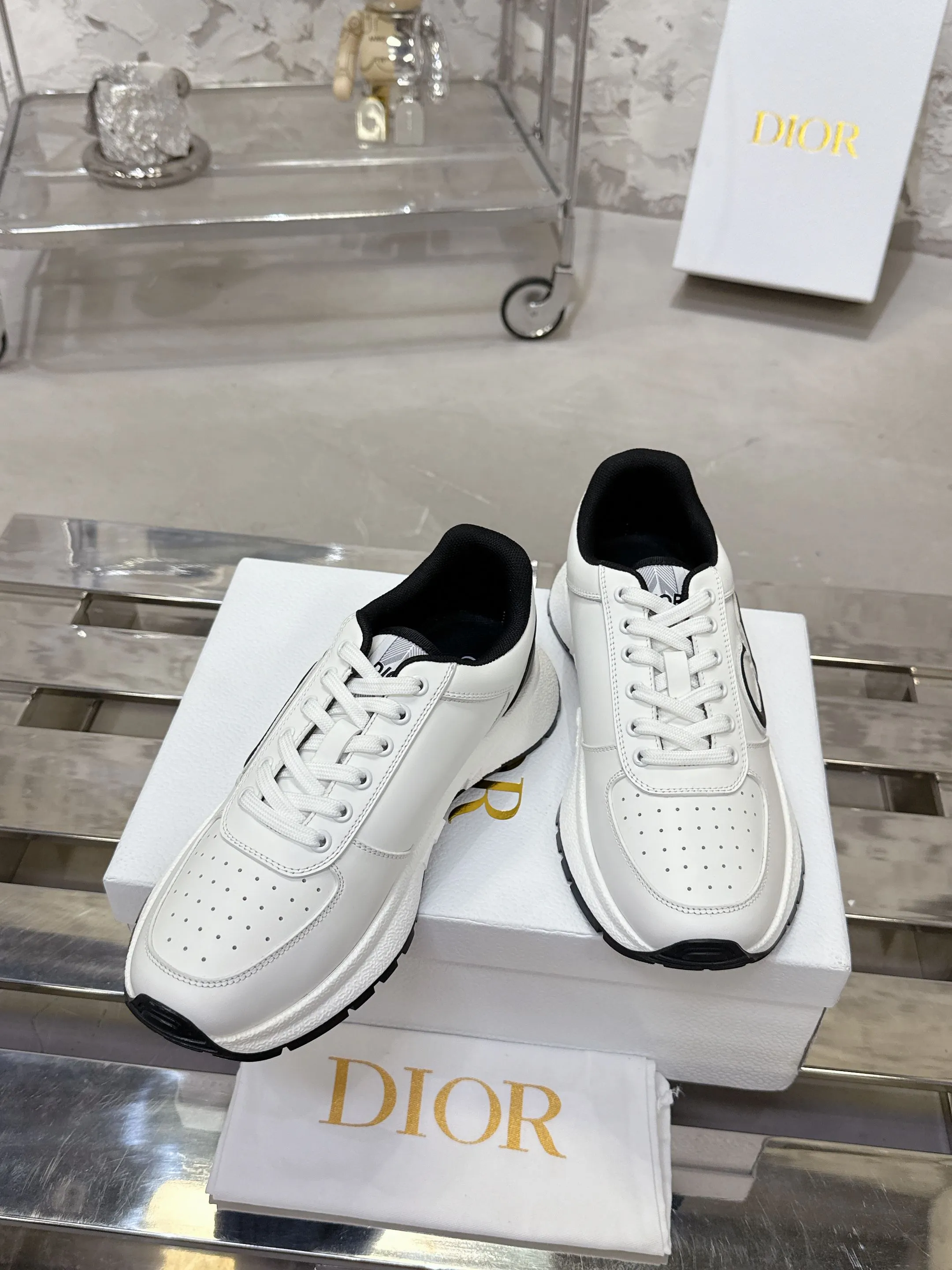 Factory price 680💰 Top version! ! ! Dior Dior's latest Run'n'Dior series, couple's thick-soled casual sneakers, originally purchased, developed and manufactured. This Run'n'Dior reinterprets sports style with an elegant and fashionable shape. The upper is crafted from white mesh fabric and features the Christian Dior Paris signature on the laces and heel. The exquisite two-color sole is light and soft, which can add a high-end temperament to all kinds of casual looks. Exquisite packaging at the delivery counter 🛍📦 ▪️Fabric: Original customized imported first-layer cowhide ▪️Inner lining: Imported original lining ▪️Sole: Original molded non-slip TPU material ▪️Size: Women's 35-41 / Men's 39-46 (Female 40 41 / Men's 38.45.46 customized)